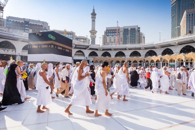 بمناسبة سفر أول فوج.. الملك يوجه رسالة إلى الحجاج المغاربة الحج