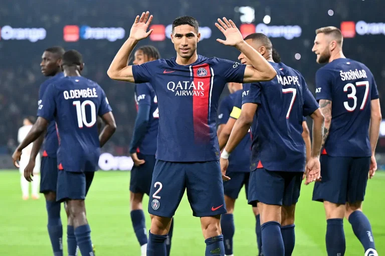 أشرف حكيمي يتوج رفقة باريس سان جيرمان بلقب الدوري الفرنسي