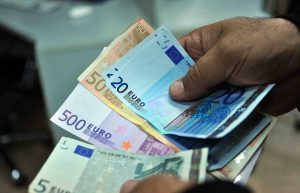 الدرهم يتراجع أمام اليورو.. خبير اقتصادي يكشف لـ”سفيركم” أسباب ارتفاع العملة الأوروبية