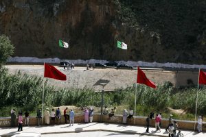 الجزائر تسلم المغرب 33 شابا مرشحا للهجرة عبر معبر “زوج بغال”