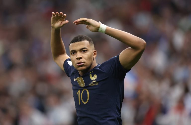 مبابي وديمبيلي يتفوقان تهديفيا على 45 منتخبا