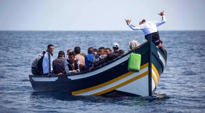 إيطاليا توقف 14 جزائريا ومهربا بعد اصطدام قارب مهاجرين بمراهقة قرب كالياري