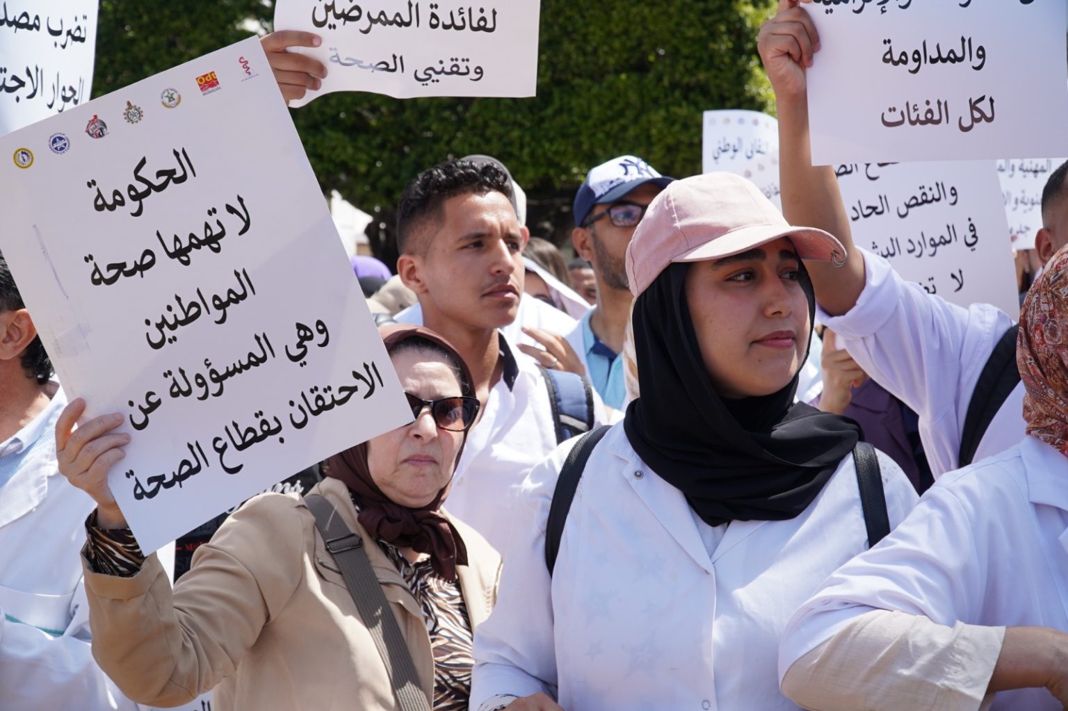 “غضب المعاطف البيضاء”.. قطاع الطب العام في مواجهة مفتوحة مع الحكومة "غضب المعاطف البيضاء".. شلل في قطاع الطب العام بسبب مواجهة مفتوحة مع الحكومة
