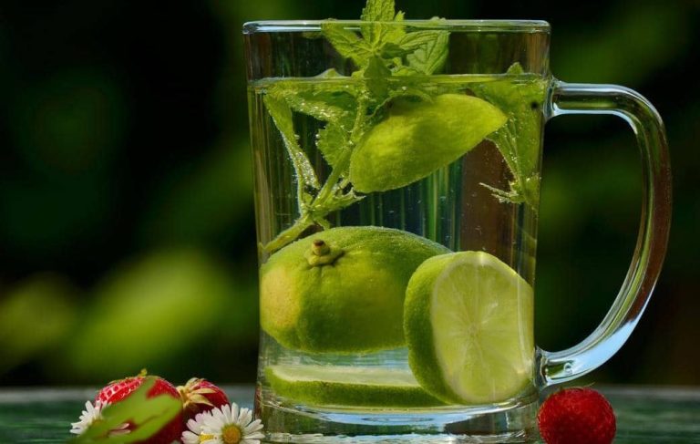بعد انتشار فيديو على تيك توك.. هل فعلا هناك فوائد للماء الساخن مع الليمون؟