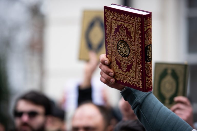 لأول مرة في تاريخها.. الدنمارك تتابع شخصين لإساءتهما للقرآن الكريم