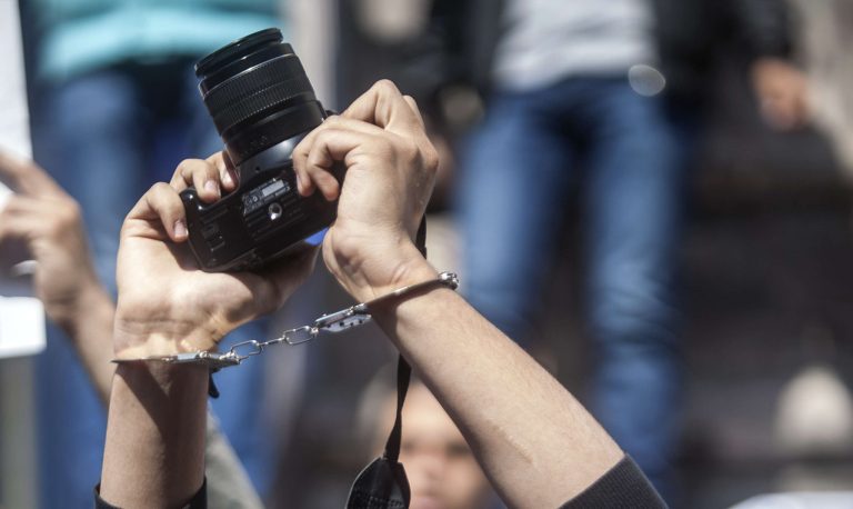 حقوقيون ينشدون إطلاق يد الإعلام لفضح قضايا الفساد