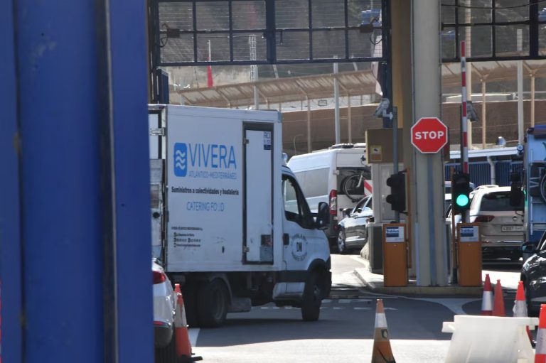 الشروع في عمليات “تجريبية” في معابر سبتة ومليلية لنقل البضائع إلى المغرب