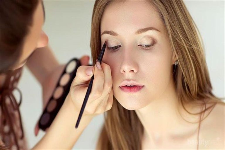 للنساء.. عادات شائعة لوضع المكياج تهدد بالعمى