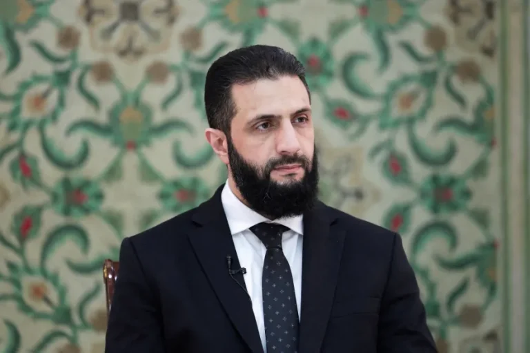 ماكرون يستقبل الشرع ويسعى لإنهاء العقوبات الأوروبية على سوريا