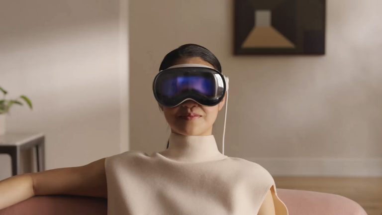 أبل تعتزم إطلاق نسخة أرخص من نظارة Vision Pro