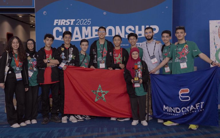 فريق مغربي يُحقق جائزة عالمية في مجال الروبوتيك بأمريكا