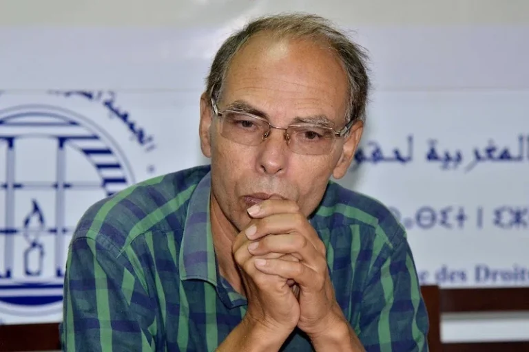 المعطي منجب يحتج أمام معرض الكتاب بعد “منعه من الولوج”