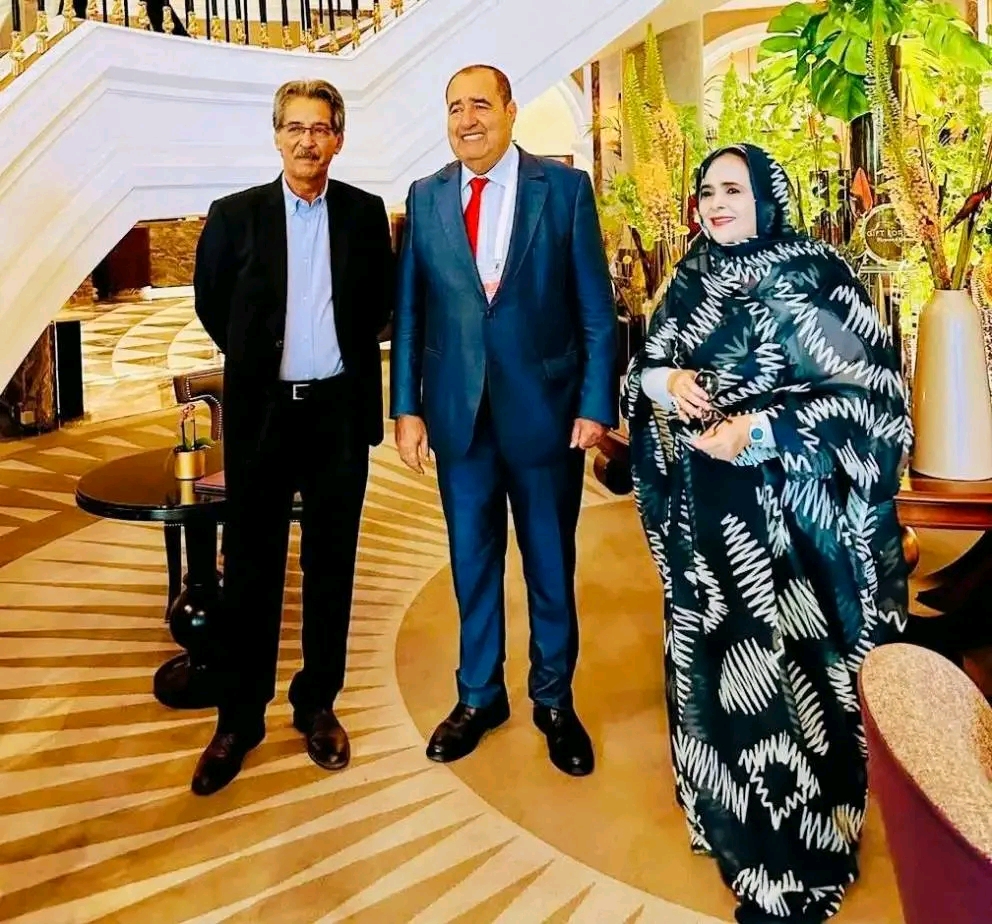 صورة تجمع عضوين من حركة "صحراويون من أجل السلام" بالكاتب الأول لحزب الاتحاد الاشتراكي للقوات الشعبية، إدريس لشكر