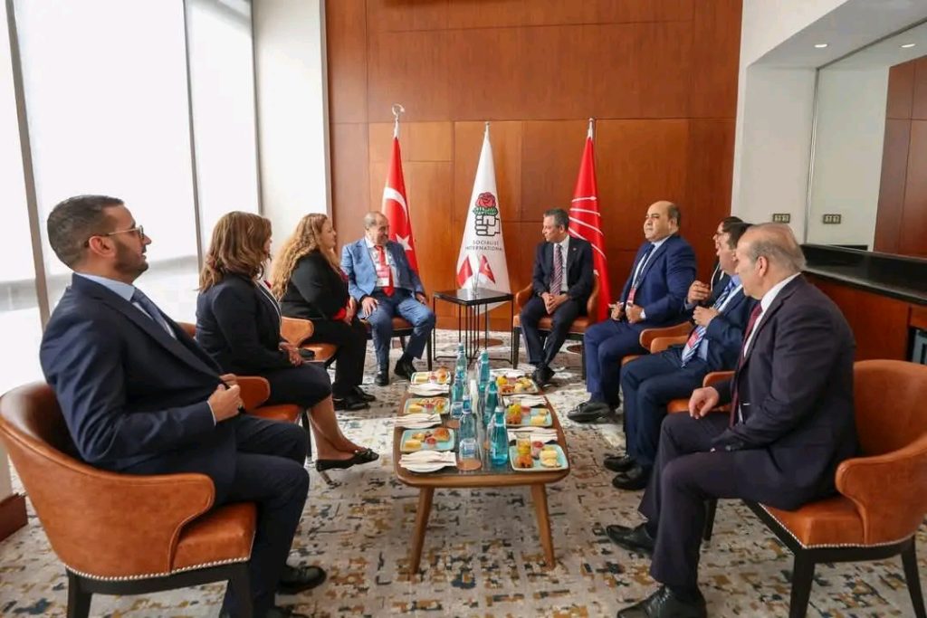 صورة توثق للقاء يجمع وفد الحزب الاشتراكي للقوات الشعبية ووفد الحزب الشعبي الجمهوري التركي على هامش مؤتمر الأممية الاشتراكية.