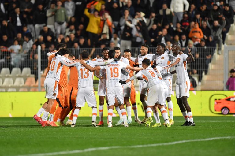 نهضة بركان يتوّج بكأس الكونفدرالية الإفريقية ويحقق ثنائية تاريخية