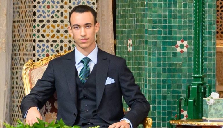 مولاي الحسن في عامه الـ22.. ولي عهد يتدرج بثبات في تحمّل القيادة
