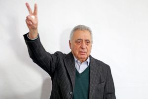 المحامي زيان يرفع شارة النصر