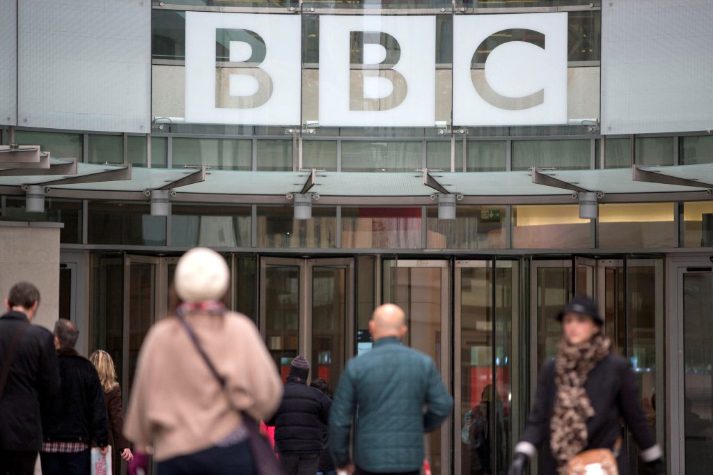 أزيد من 100 صحافي يتهمون الـ”BBC” بالعمل كـ”وكالة علاقات عامة لإسـ.رائيل”