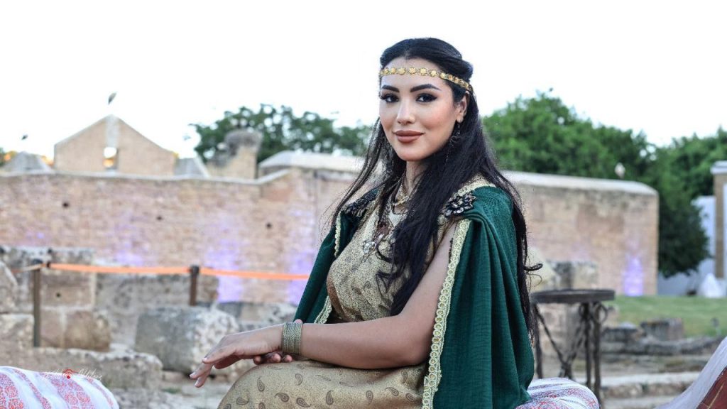 صورة لمياء خربوش من دور الملكة جوليا أورانيا في عرض نوستالجيا
