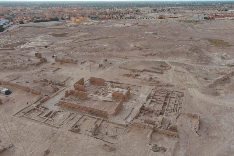 سجلماسة تُعيد كتابة التاريخ: أقدم مسجد بالمغرب وحي علوي وأول دليل على سك النقود