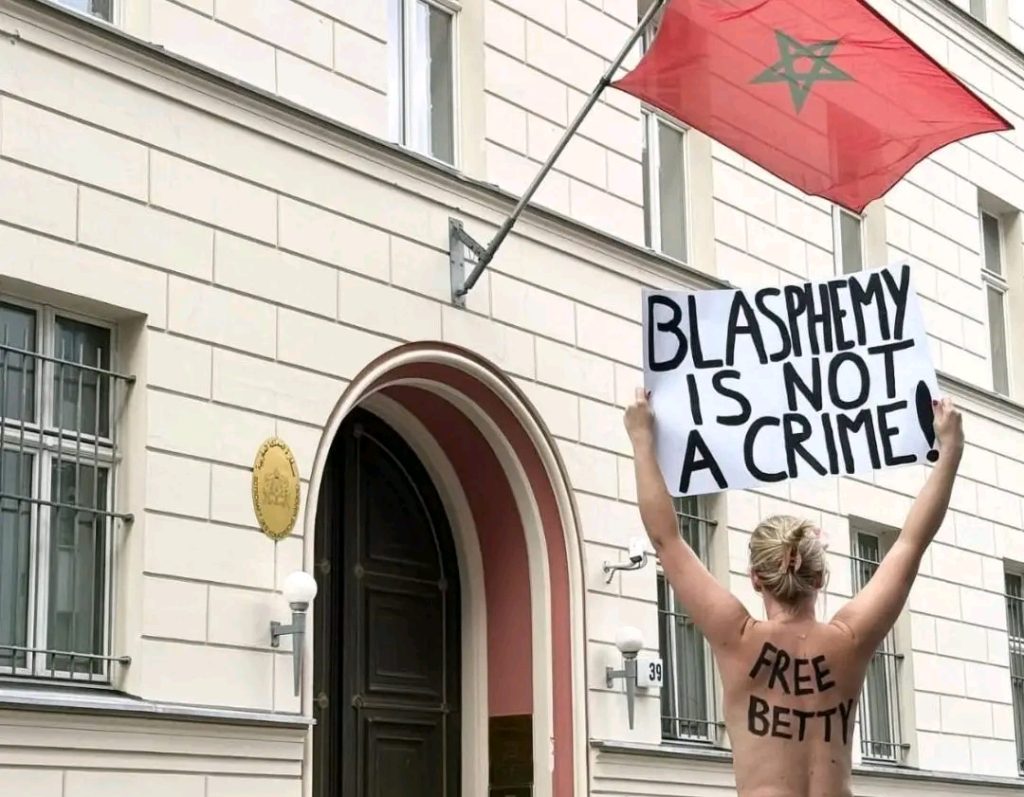 عاريات.. ناشطات من حركة “فيمين” يتظاهرن أمام سفارة المغرب ببرلين