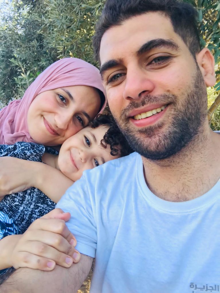 سلمى صدوق.. مغربية تقاوم الجوع والخوف في غـ.زة رفقة أسرتها في انتظار مكالمة نجاة