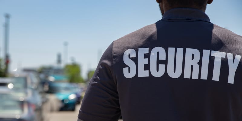نقابة أعوان الحراسة لـ”سفيركم”: ما كشفه وزير الصحة عن صفقات الحراسة والتنظيف حقيقة موثقة عشناها لسنوات