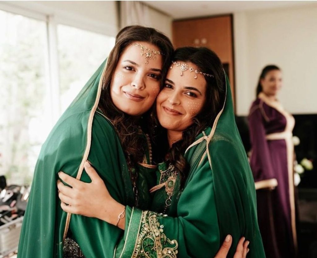 ابنتا الأمير هشام تنشران صورا لحفل زفافهما الذي ترأسه الملك محمد السادس