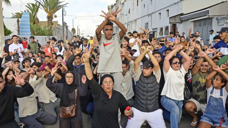 مثقفون وسياسيون يوجهون رسالة إلى الملك تدعو إلى تدابير عاجلة لاحتواء الوضع الخطير بالمغرب