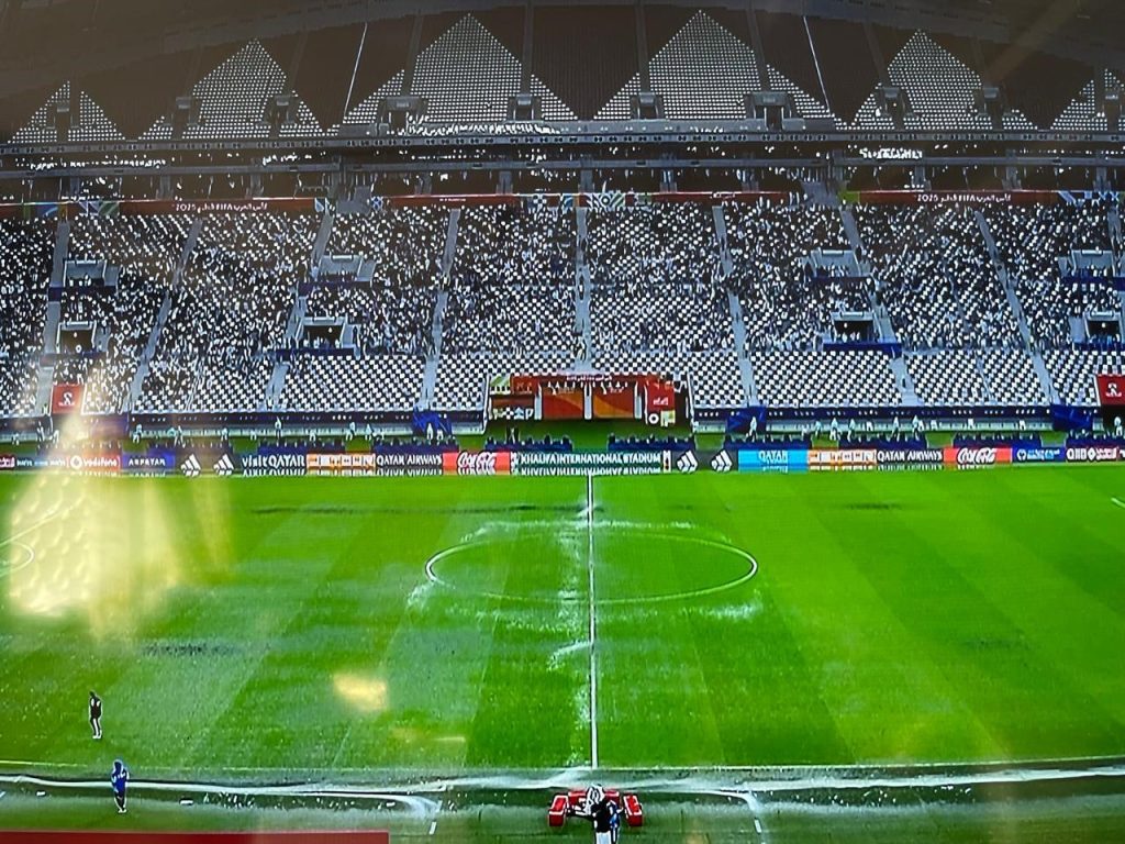 الأمطار الغزيرة توقف مباراة الترتيب بكأس العرب وتضع المنظمين أمام خيارات صعبة