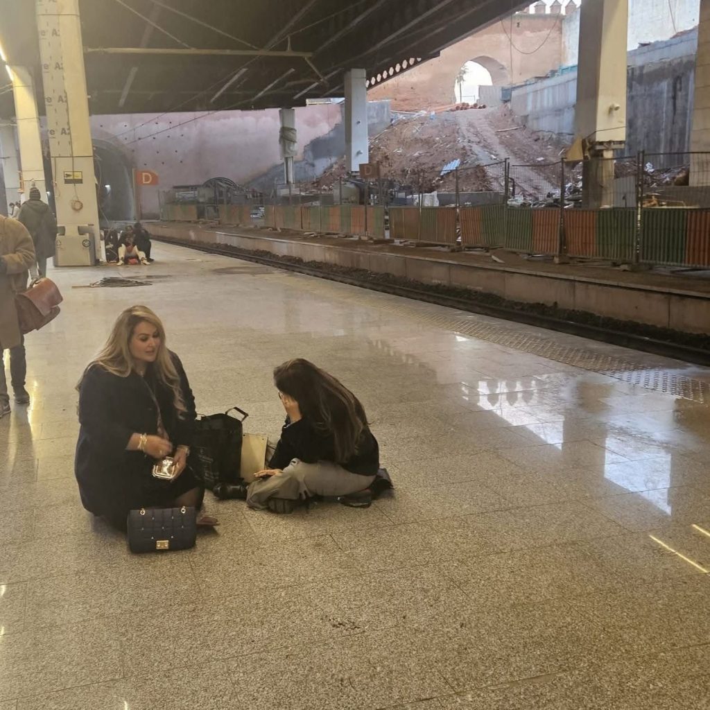 كوكوس توضح ملابسات الصورة المثيرة للجدل في محطة القطار