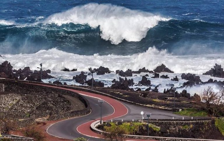 أمواج عاتية ورياح قوية مرتقبة بالسواحل المغربية ابتداء من الأربعاء