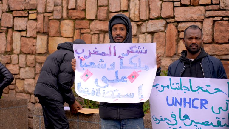 تأخر المواعيد يدفع لاجئين سودانيين للاحتجاج أمام مفوضية الأمم المتحدة بالرباط