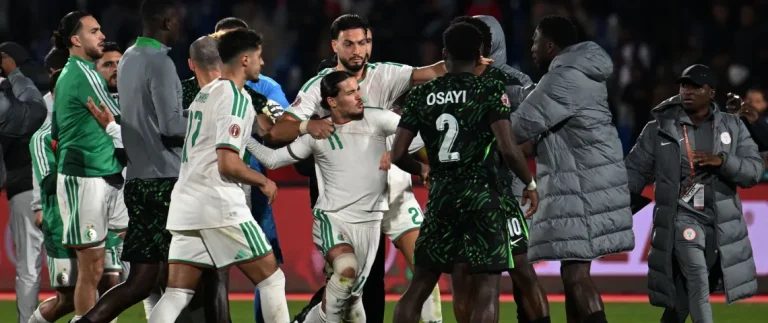 عقوبات تهدد الاتحاد الجزائري بعد فتح “كاف” تحقيقا في أحداث مباراة الجزائر ونيجيريا