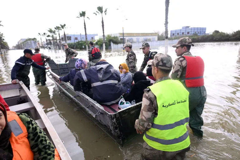 نجحت في إحياء قيم “التضامن” .. فيضانات الشمال والغرب تكشف معدن المغاربة
