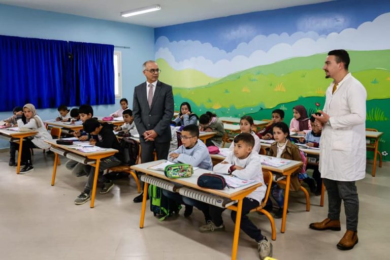 سابقة.. تلاميذ “المدرسة الرائدة” ينتظرون نتائج الدورة الأولى في منتصف الدورة الثانية