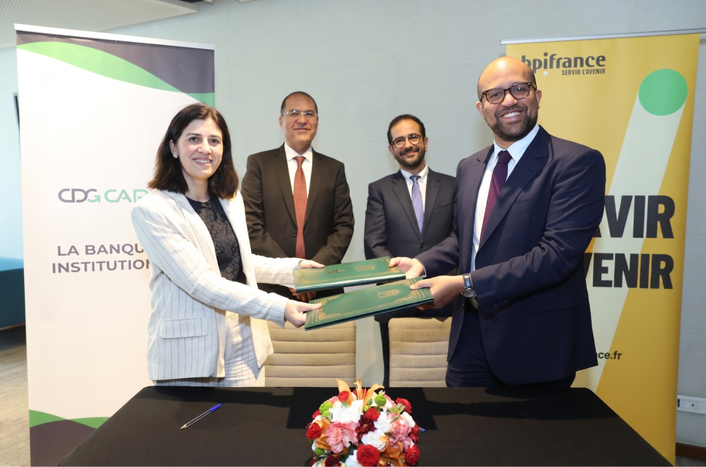 مريم لعرايشي، مديرة قطب التنمية بشركة (CDG Capital)، وأوليفييه فنسان، المدير التنفيذي للتصدير ببنك (Bpifrance)، خلال توقيع مذكرة تفاهم (MoU)، في 15 أبريل 2026 بالدار البيضاء.