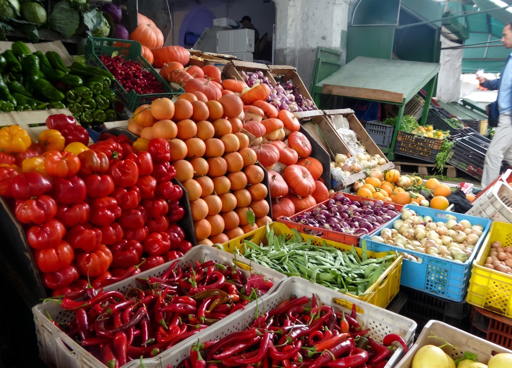 مجموعة من المواد الاستهلاكية في السوق معروضة في مقدمتها فواكه وخضر