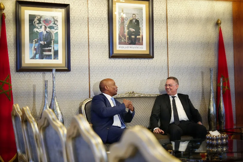 موتسيبي يجلس إلى جوار فوزي لقجع في مطار محمد الخامس