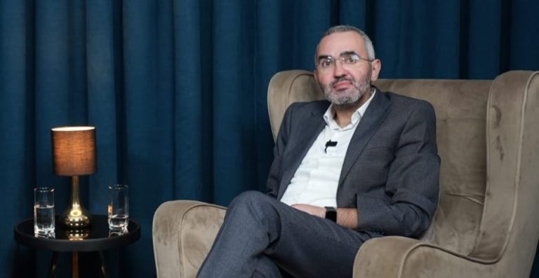 خبير: انخفاض سعر النفط الخام لن ينعكس على أسعار المحروقات بالمغرب لهذه الأسباب