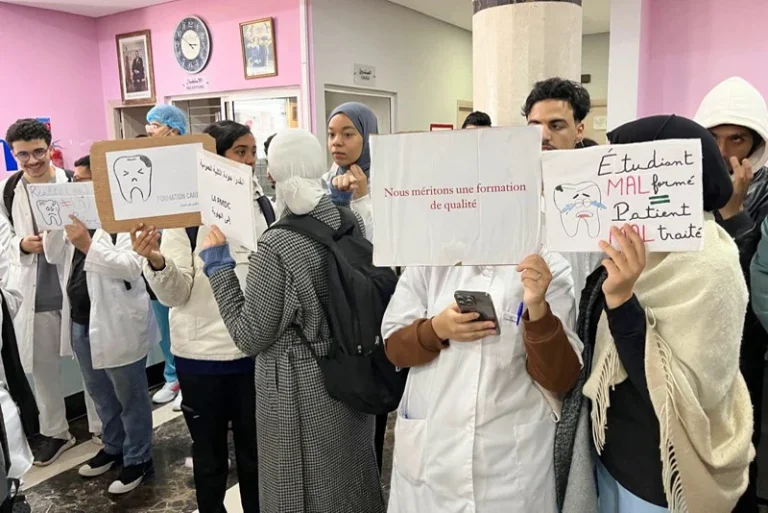 طلبة طب الأسنان بالدار البيضاء يحتجون على نقص المعدات الطبية وتكاليف الأشغال التطبيقية