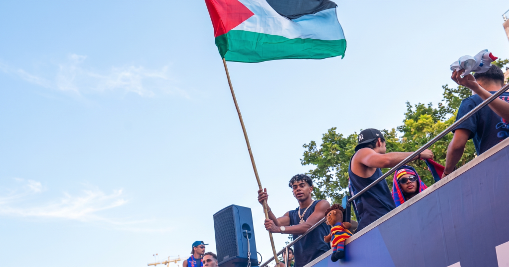 سانشيز يدافع عن لامين يامال بعد علم فلسطين