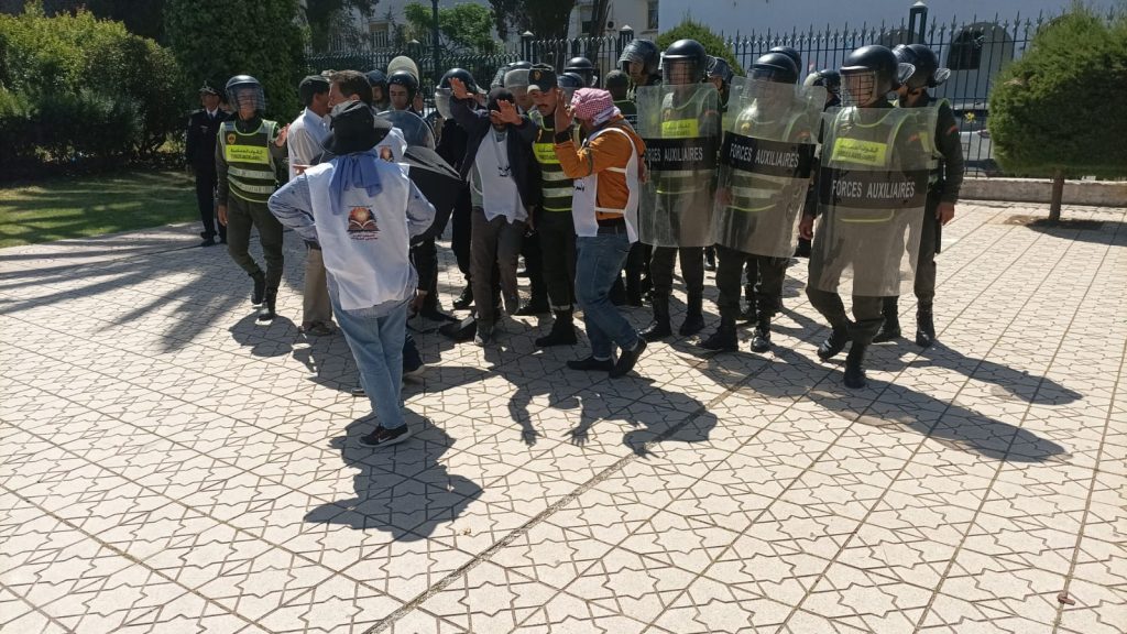 “سنتجه نحو التصعيد”.. معطلون يحتجون بالرباط ويتهمون القوات العمومية بـ”القمع”