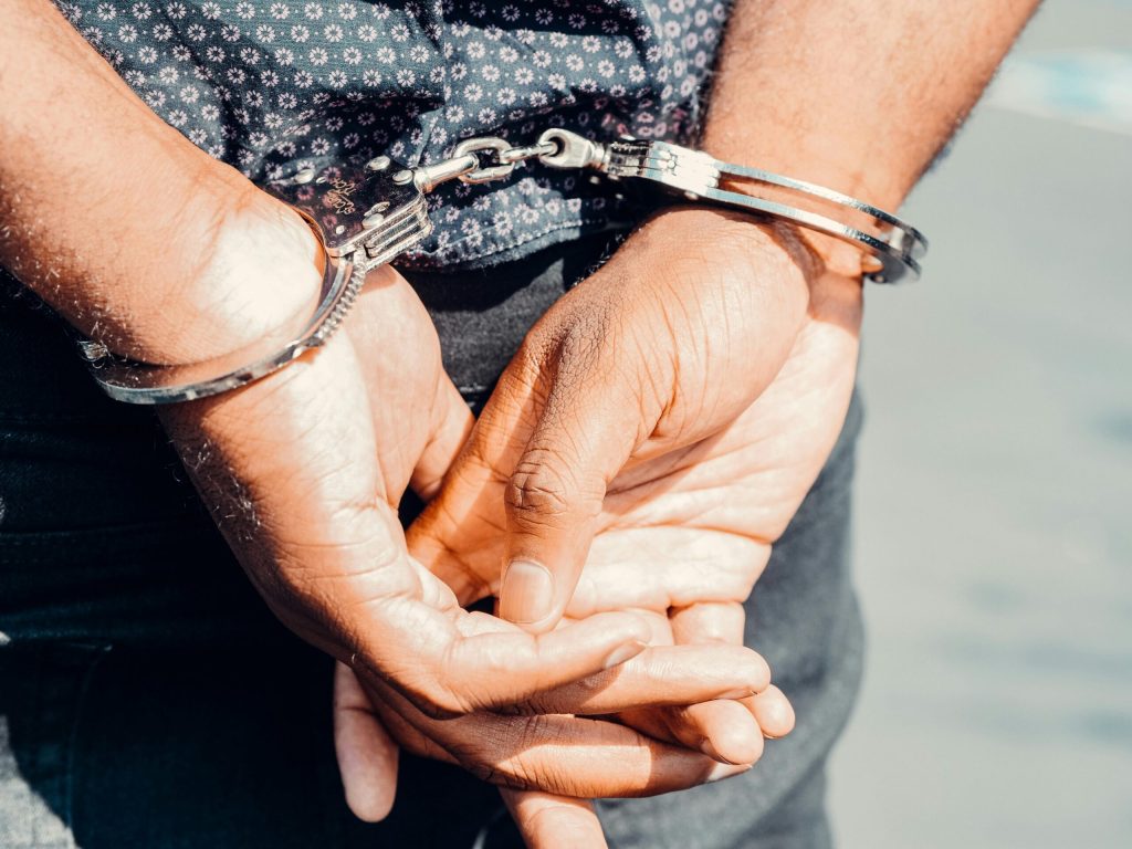 الأمن يفك خيوط قضية إجبار طفل على شرب “البيرة” ونجاة أنور تشيد بسرعة التفاعل