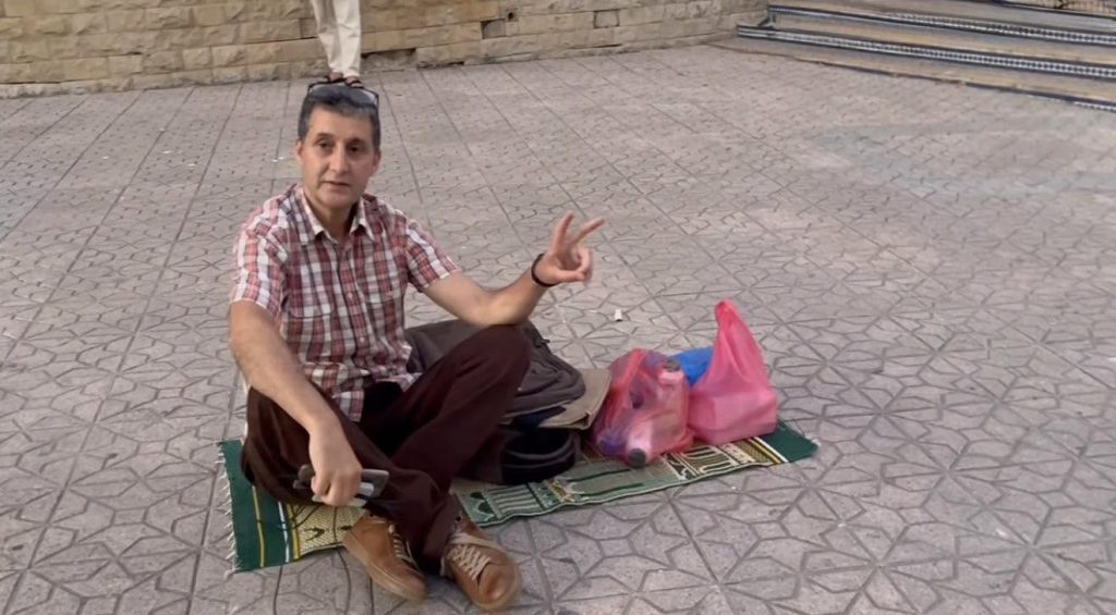 بعد تدخل وزير التربية الوطنية.. أستاذ تطوان يعلق اعتصامه إثر وعود بحل ملفه وعلاج ابنه
