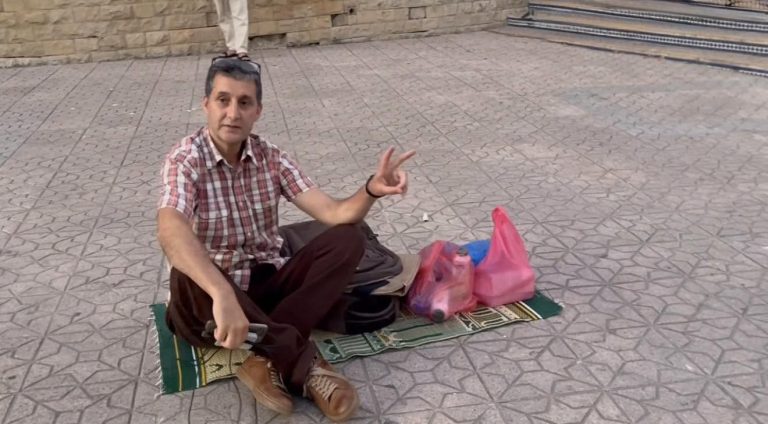 بعد تدخل وزير التربية الوطنية.. أستاذ تطوان يعلق اعتصامه إثر وعود بحل ملفه وعلاج ابنه