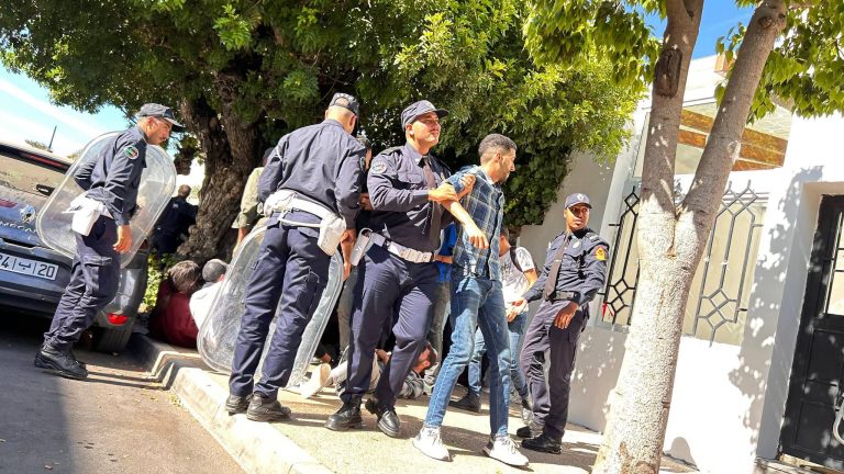 إصابات على عتبة التعليم العالي.. حقوقيون يدينون “المقاربة الخشنة” في فض اعتصام طلبة القنيطرة