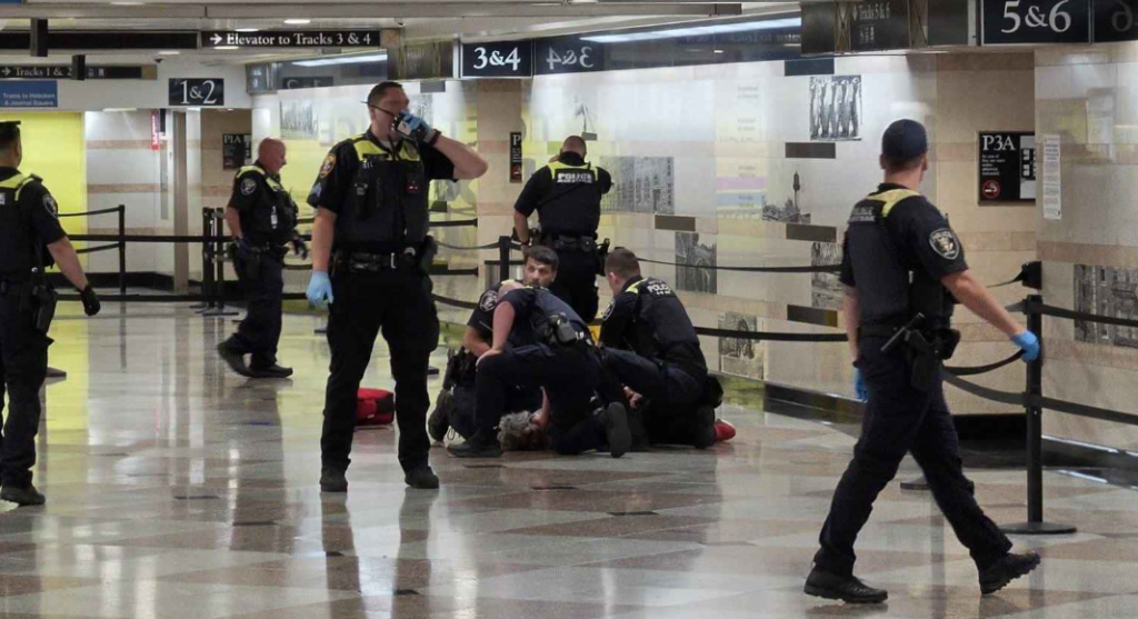 طعن جماعي يهز محطة قطار رئيسية في نيويورك
