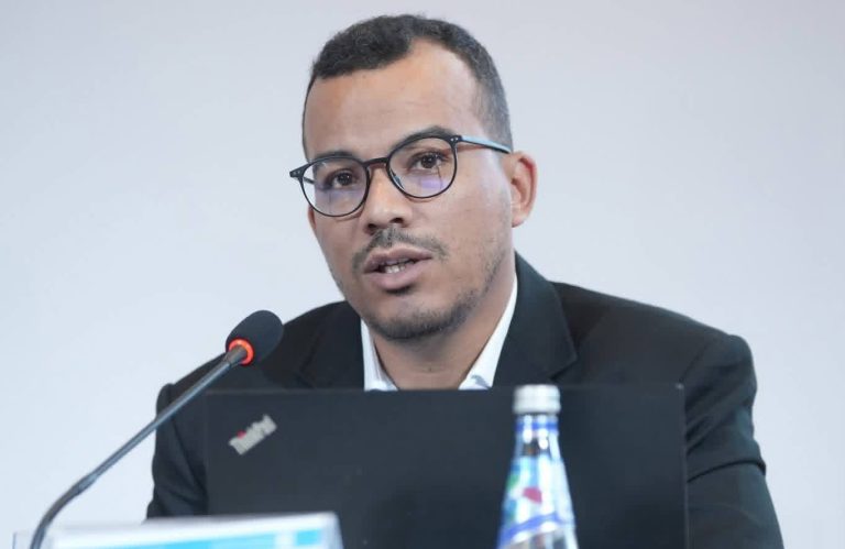 تسعون دقيقة خارج النظام العالمي: هل كرة القدم هي الملاذ الأخير للديمقراطية أم فخ الرأسمالية؟