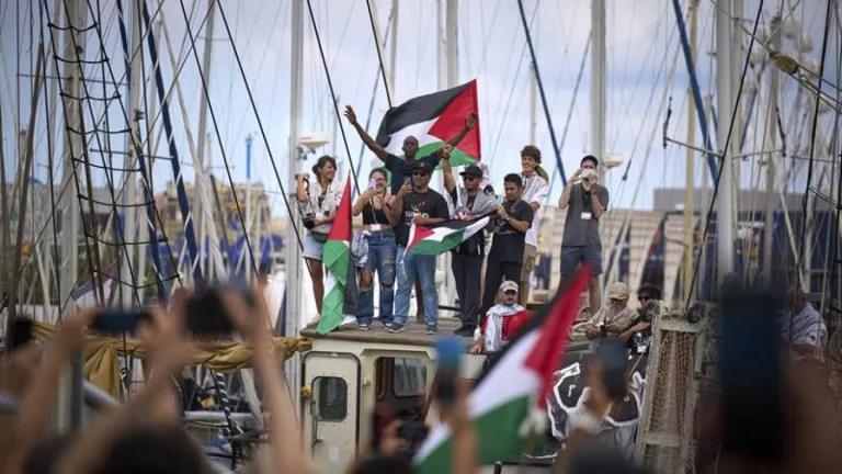 بعد الفيديو الداعم للانفصال.. نشطاء مغاربة يقودون تحركا داخل أسطول الصمود لمنع انحرافه عن أهدافه